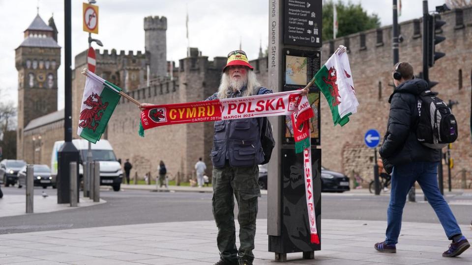 Sprzedawca towarów w Cardiff przed finałem barażowym kwalifikacji UEFA Euro 2024 pomiędzy Walią a Polską.