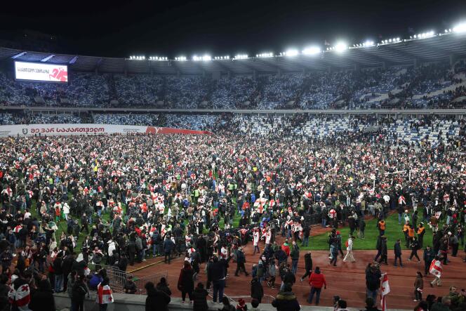 Kibice Gruzji wdzierają się na boisko po tym, jak ich drużyna wygrała finałowy mecz barażowy eliminacji UEFA EURO 2024 pomiędzy Gruzją a Grecją w Tbilisi 26 marca 2024 roku.