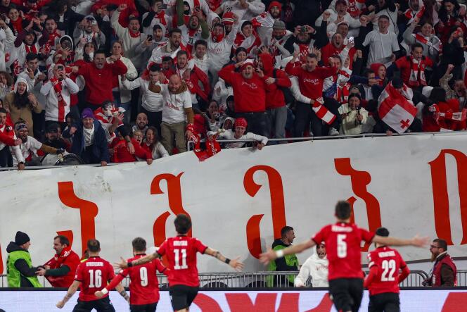 Piłkarze Gruzji świętują po zwycięstwie w finałowym meczu barażowym eliminacji UEFA EURO 2024 pomiędzy Gruzją a Grecją w Tbilisi 26 marca 2024 r.