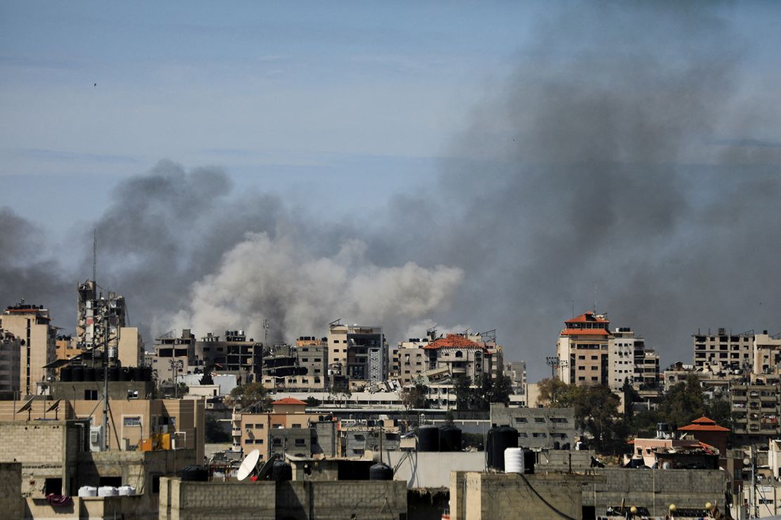 Dym unosi się podczas izraelskiego nalotu na szpital Al Shifa i okolice w mieście Gaza, 21 marca 2024 r.