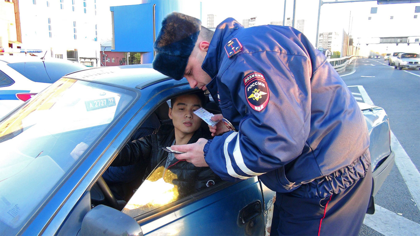 Policjant w Moskwie sprawdza dokumenty mężczyzny.  Agencja informacyjna Moskwy