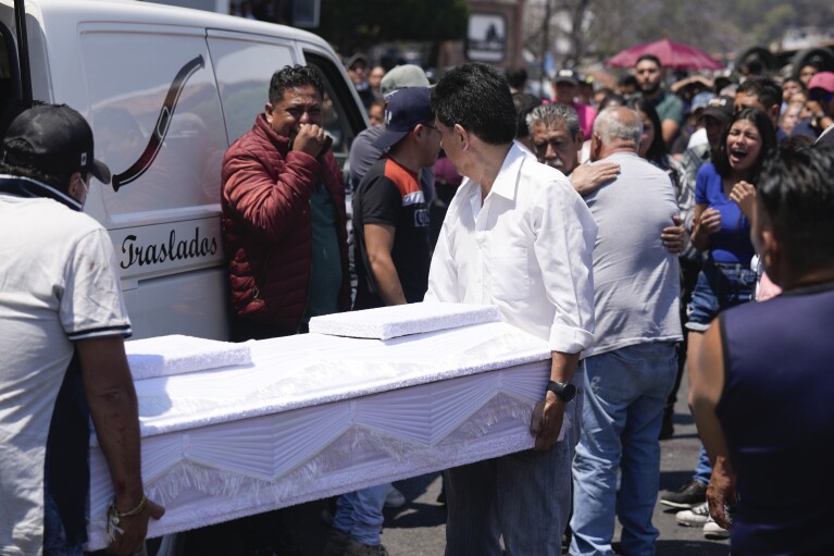 Pracownicy pogrzebowi niosą trumnę ze szczątkami 8-letniej dziewczynki, Taxco w Meksyku, czwartek, 28 marca 2024 r. 8-letnia dziewczynka zaginęła w środę;  jej ciało znaleziono w czwartek wczesnym rankiem na drodze na obrzeżach miasta.  (AP Photo/Fernando Llano)