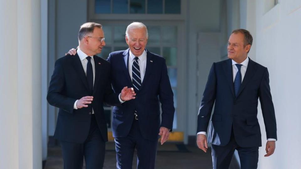 Zdjęcie z ulotki dostarczone przez KPRP przedstawia prezydenta USA Joe Bidena (w środku), prezydenta Polski Andrzeja Dudę (po lewej) i premiera Polski Donalda Tuska (po prawej) podczas ich spotkania w Białym Domu w Waszyngtonie, USA, 12 marca 2024 r