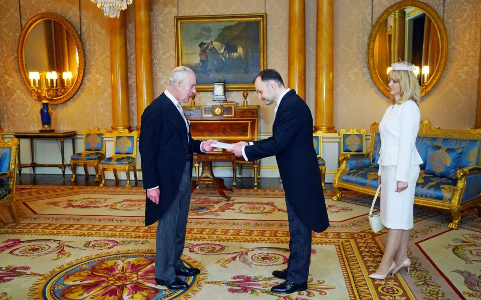 W czwartek Ambasador Mołdawii Ruslan Bolbocean złożył listy uwierzytelniające królowi Karolowi podczas prywatnej audiencji w Pałacu Buckingham