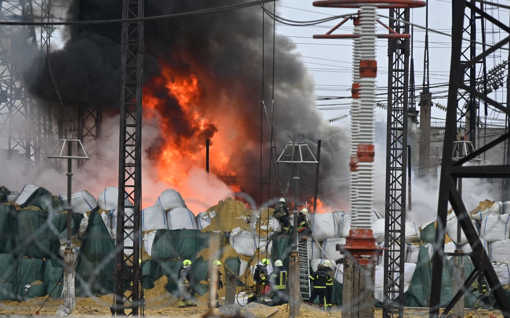 Strażacy gaszą pożar podstacji elektrycznej po ataku rakietowym w Charkowie 22 marca 2024 r. w związku z rosyjską inwazją na Ukrainę.