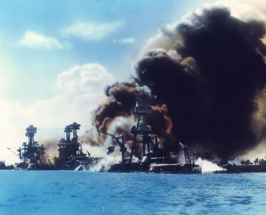 Widok na rząd pancerników podczas eksplozji uszkadzających trzy amerykańskie pancerniki podczas japońskiego ataku na Pearl Harbor, Honolulu, Oahu na Hawajach, 7 grudnia 1941 r. Od lewej do prawej: USS West Virginia, USS Tennessee i USS Arizona.