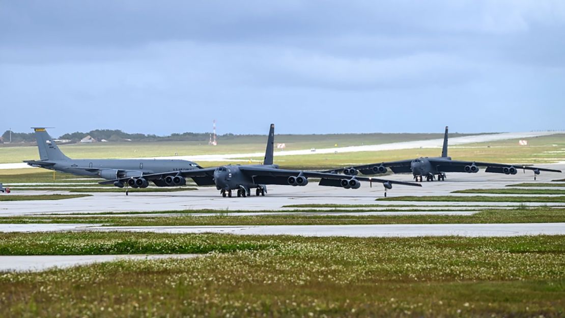 Bombowce B-52H Stratofortress Sił Powietrznych Stanów Zjednoczonych przydzielone do taksówki 23. Ekspedycyjnej Eskadry Bombowej w celu startu w bazie Sił Powietrznych Andersen na Guam w ramach rutynowej misji Bomber Task Force, 14 lutego 2024 r.