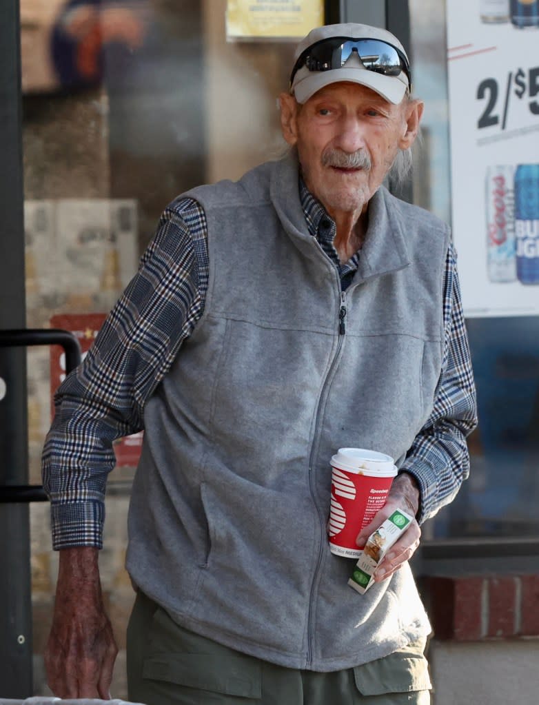 Wcześniej tego dnia Hackmana, który w styczniu skończył 94 lata, zauważono, jak zabierał filiżankę kawy i szarlotkę z lokalnego sklepu na żużlu.  SplashNews.com