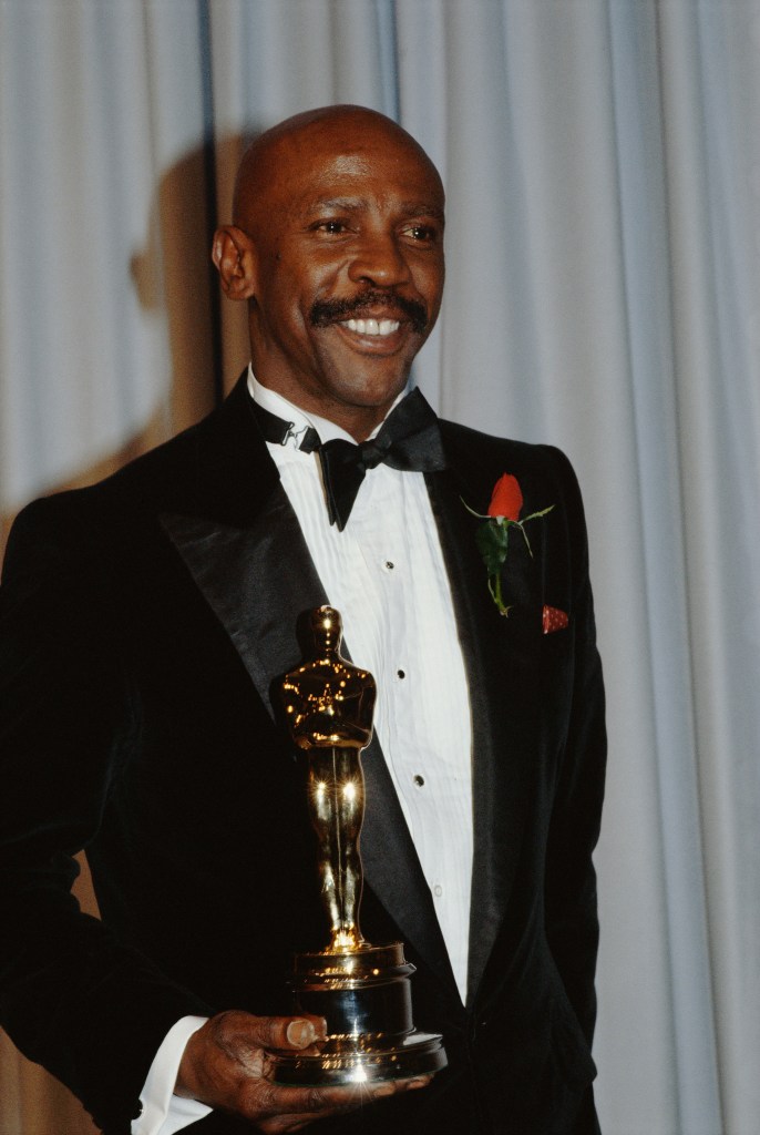 Amerykański aktor, zdobywca nagrody Emmy, Złotego Globu i Oscara, Louis Cameron Gossett Jr, zdobywa Oscara dla najlepszego aktora drugoplanowego w filmie Oficer i dżentelmen podczas 55. ceremonii rozdania Oscarów.  (Zdjęcie: Bill Nation/Sygma za pośrednictwem Getty Images)