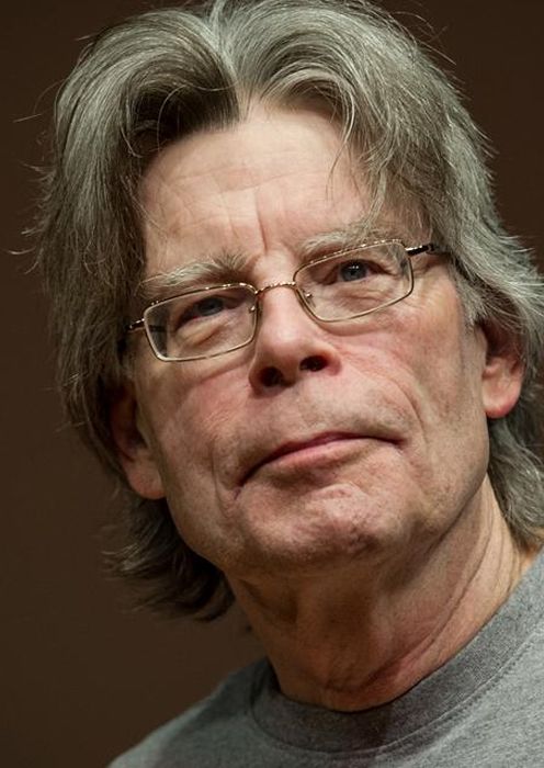 Amerykański autor Stephen King na brązowym tle