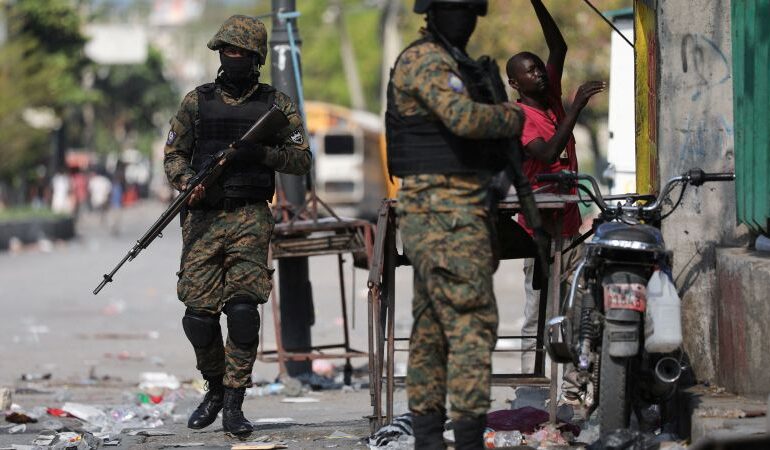 Kryzys na Haiti: Uzbrojeni mężczyźni atakują komisariaty policji w pobliżu Pałacu Narodowego w obliczu narastającej spirali przemocy gangów