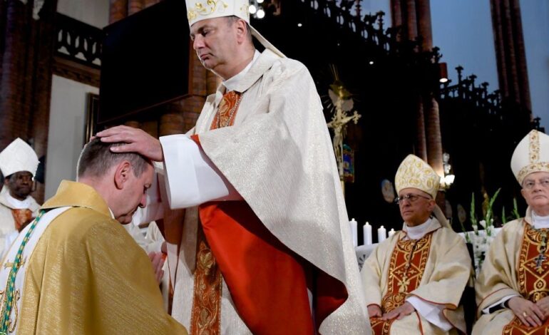 Polscy biskupi wybierają nowego przywódcę w obliczu kryzysu Kościoła katolickiego w Polsce