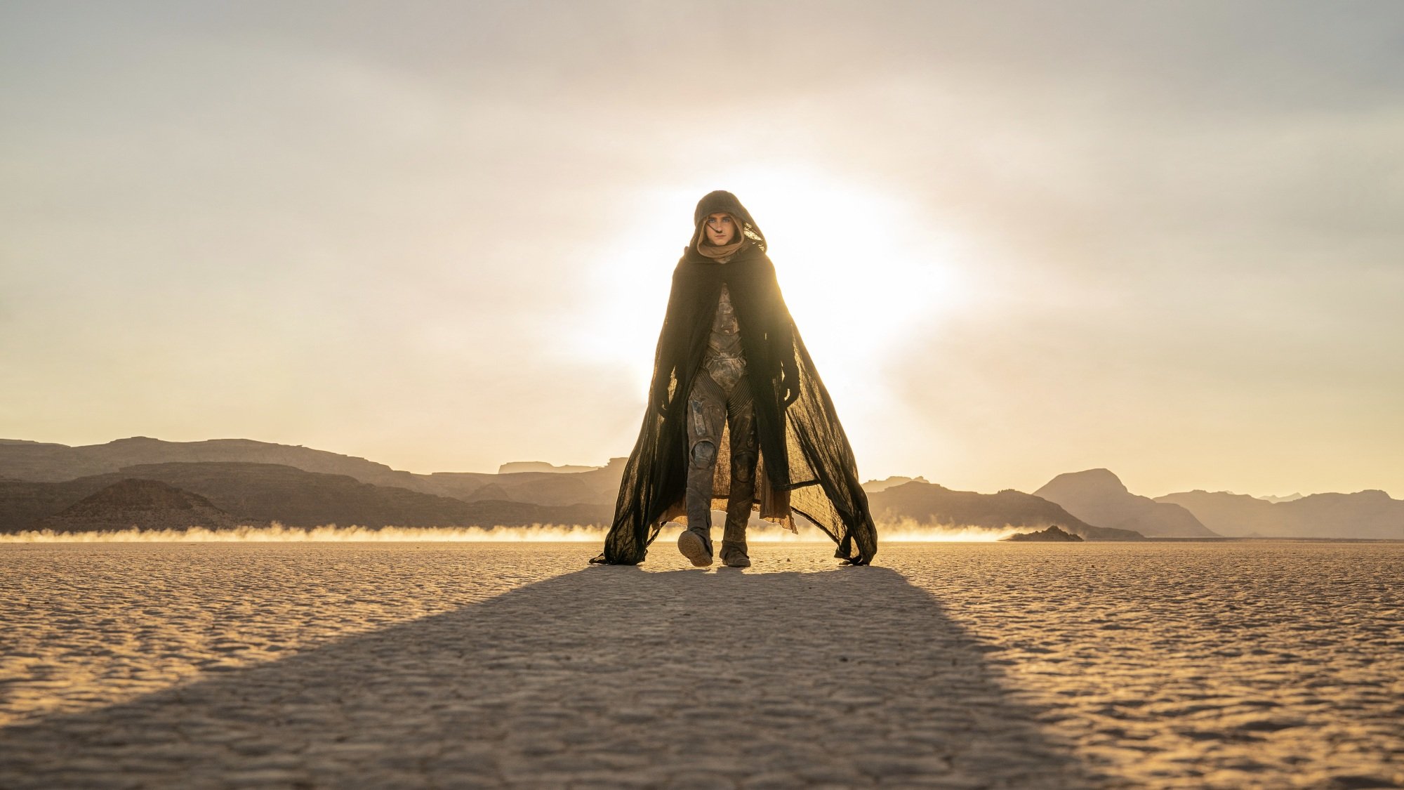 Paul Atryda spacerujący po pustyni w płaszczu i filtrfraku.