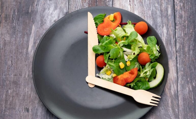 Zjedzenie wczesnej kolacji może pomóc w zapobieganiu problemom trawiennym – oto jak to zrobić