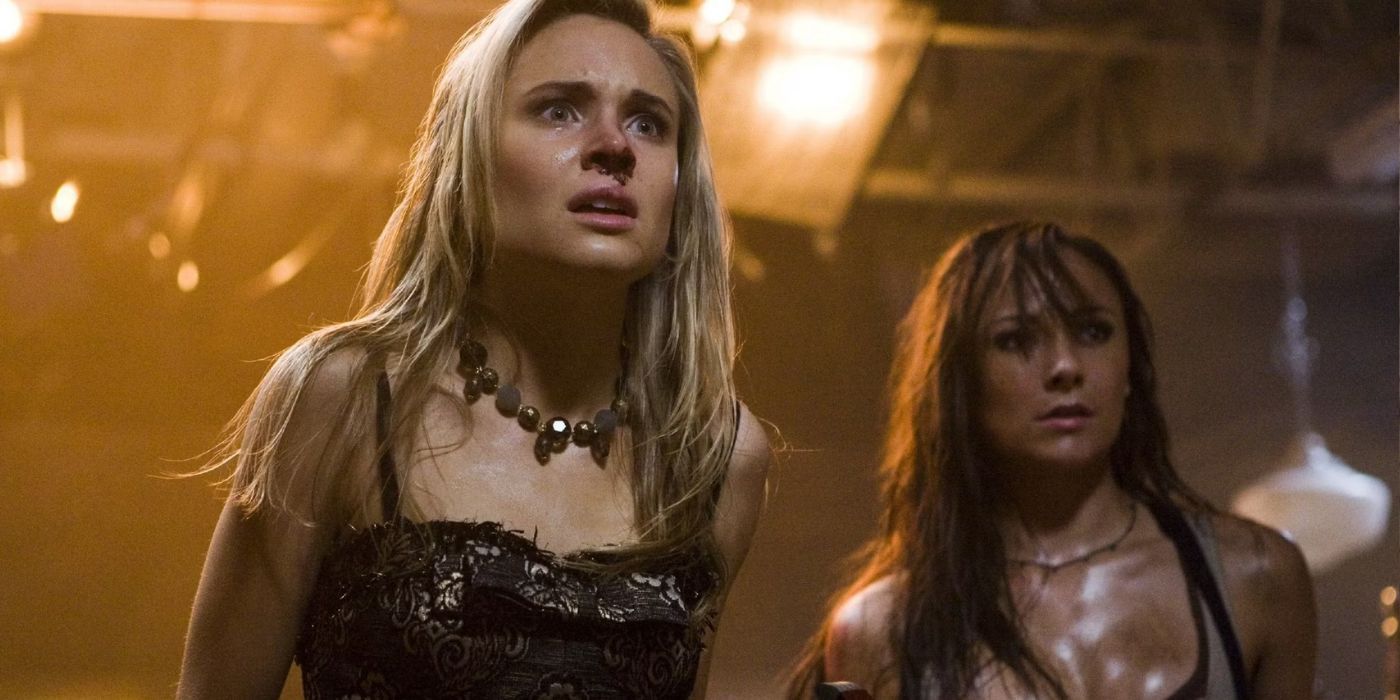 Cassidey (Briana Evigan) i Chugs (Margo Hushman) wyglądają na zmartwionych w Sorority Row