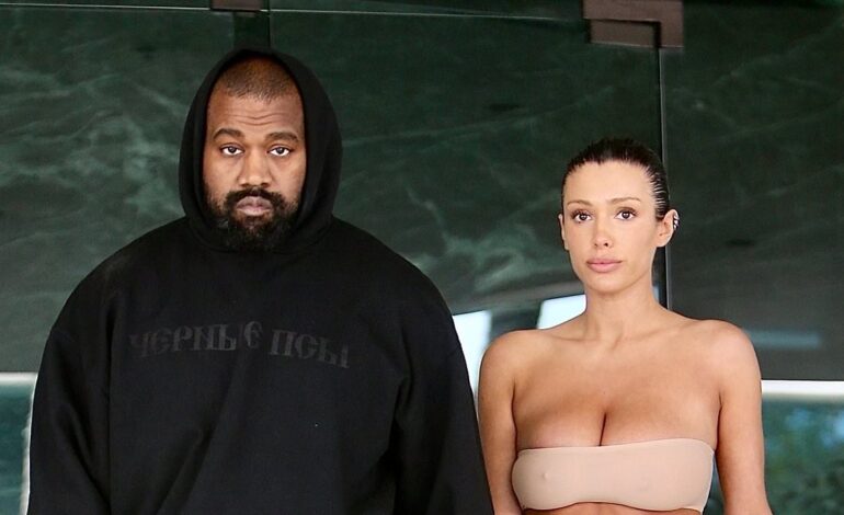 Kanye West zdejmuje przezroczyste legginsy Bianki Censori, odsłaniając jej POLICZKI, gdy ta udaje się do Cheesecake Factory w centrum handlowym w jeszcze innym wyraźnym stroju… pośród obaw o jego kontrolę nad nią