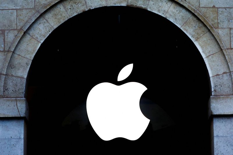 ©Reuters.  ZDJĘCIE PLIKU: Logo Apple jest pokazane w sklepie Apple w Paryżu, Francja, 6 marca 2024 r. REUTERS/Gonzalo Fuentes/File Photo