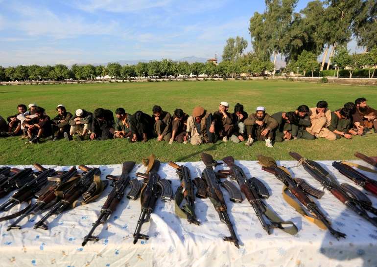 Bojownicy ISIS, którzy poddali się rządowi afgańskiemu, przedstawieni mediom w Dżalalabadzie, prowincja Nangarhar, Afganistan, 17 listopada 2019 r. REUTERS/Parwiz TPX OBRAZY DNIA