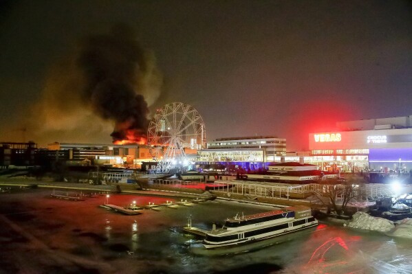 Ogromny pożar nad ratuszem Crocus na zachodnim krańcu Moskwy, Rosja, piątek, 22 marca 2024 r. (Sergei Vedyashkin/Moscow News Agency za pośrednictwem AP)