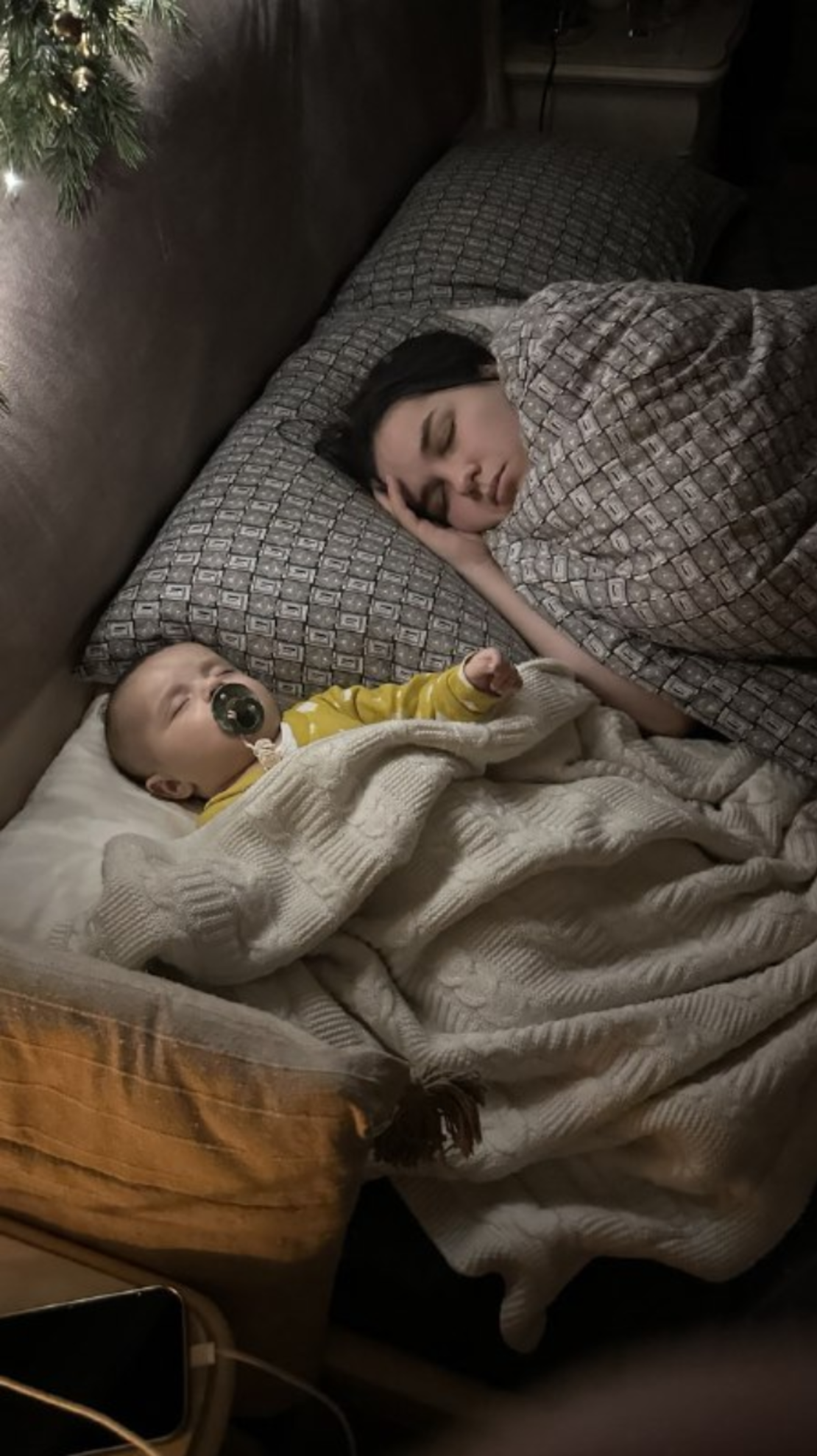 Zdjęcie udostępnione przez rodzinę Haidarzhych przedstawia Annę i Tymoffiego śpiących w taki sam sposób, jak w dniu ataku.
