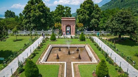 Podróż przez raj na ziemi: najlepsze miejsca do odwiedzenia w Srinagar