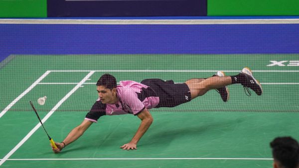 Indyjski Priyanshu Rajawat oddał strzał podczas 32. rundy meczu badmintona mężczyzn przeciwko rodakowi Lakshyi Senowi podczas Yonex Sunrise India Open 2024 w New Delhi.  (PTI)