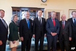 Prezydent Polski Andrzej Duda (w środku) zostaje powitany na rozmowach z przywódcą mniejszości w Senacie Mitchem McConnellem (centrolewica) i przywódcą większości w Senacie Chuckiem Schumerem (centroprawica) oraz innymi senatorami na Kapitolu w Waszyngtonie, 12 marca 2024 r.