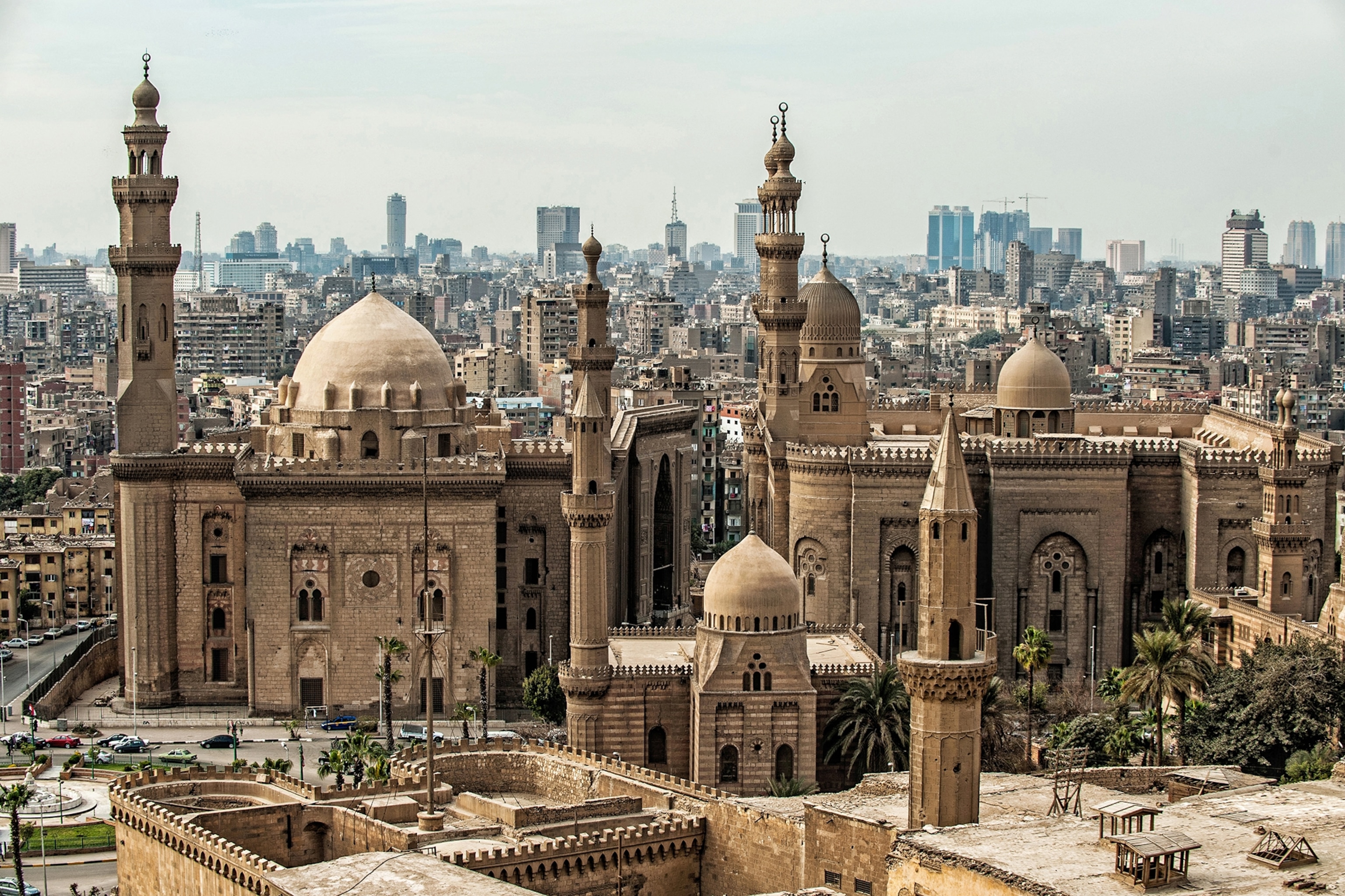 Widok na krajobraz Meczetu-Madrasy Sułtana Hassana w Kairze