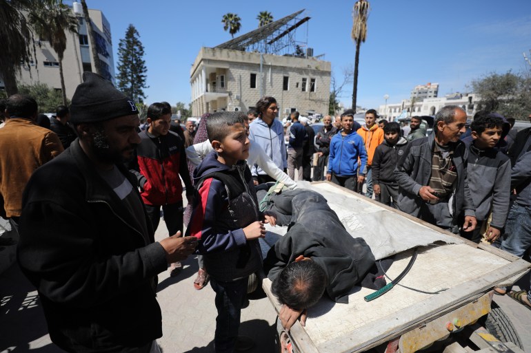 Ranni Palestyńczycy, w tym dzieci, zostali przewiezieni do szpitala baptystów al-Ahli po tym, jak Izrael uderzył w Palestyńczyków czekających na pomoc humanitarną w Kuwait Junction w mieście Gaza w Gazie, 23 marca