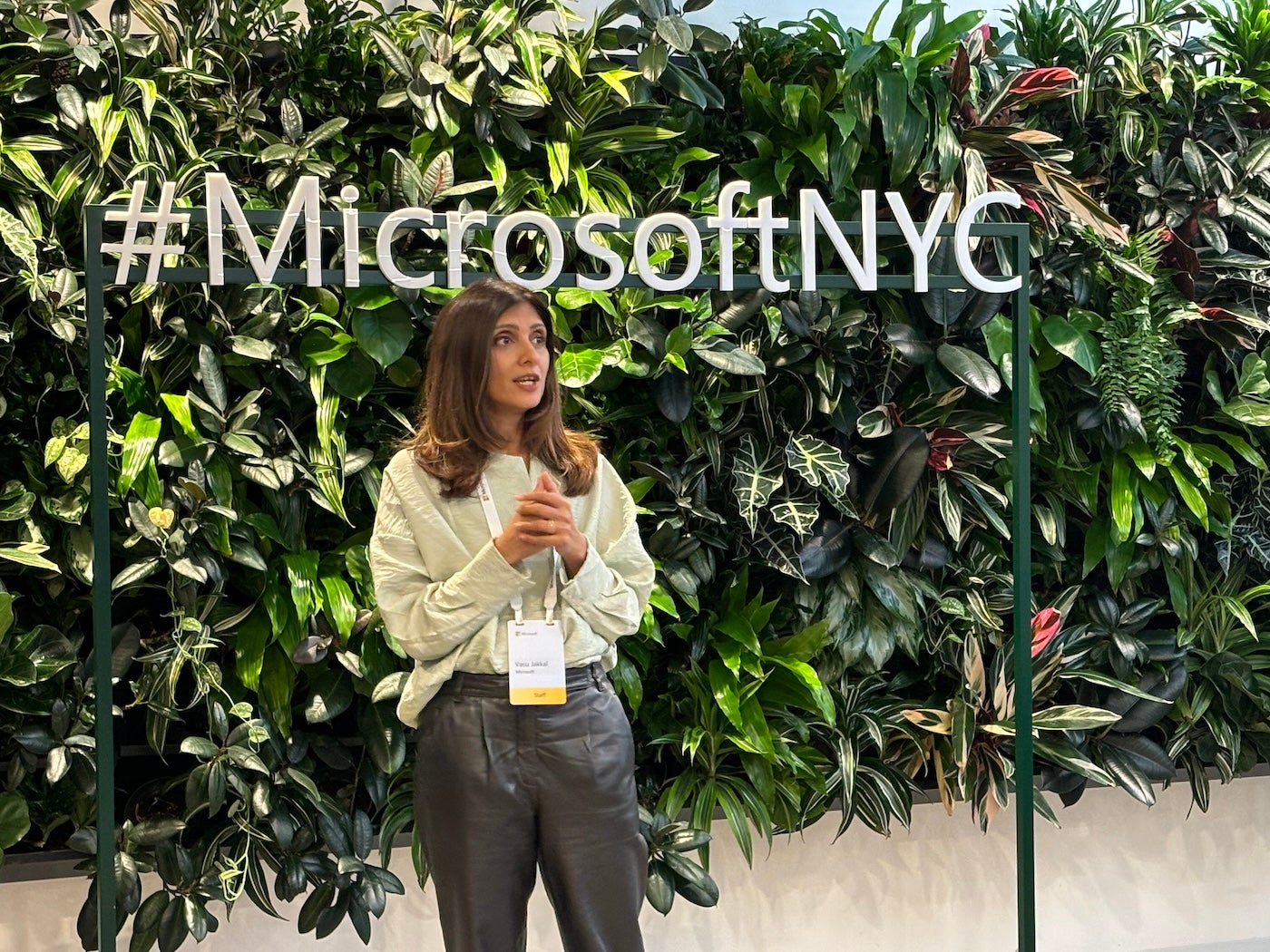 Vasu Jakkal, wiceprezes korporacyjny Microsoft Security, mówi o Security Copilot w Microsoft Experience Center w Nowym Jorku 7 marca.