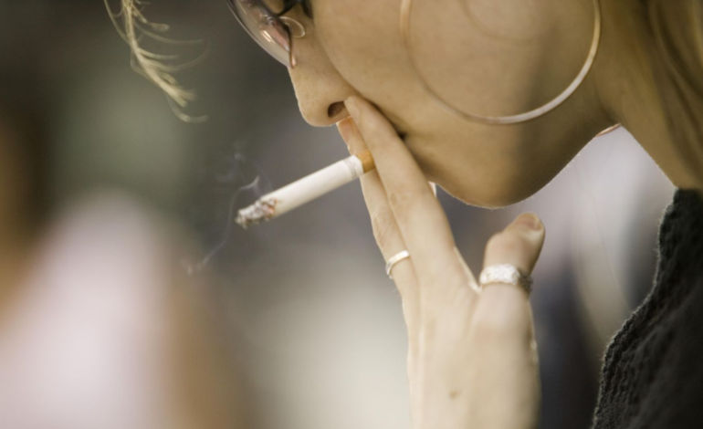 Dlaczego kobiety szybciej uzależniają się od nikotyny i częściej walczą o rzucenie palenia