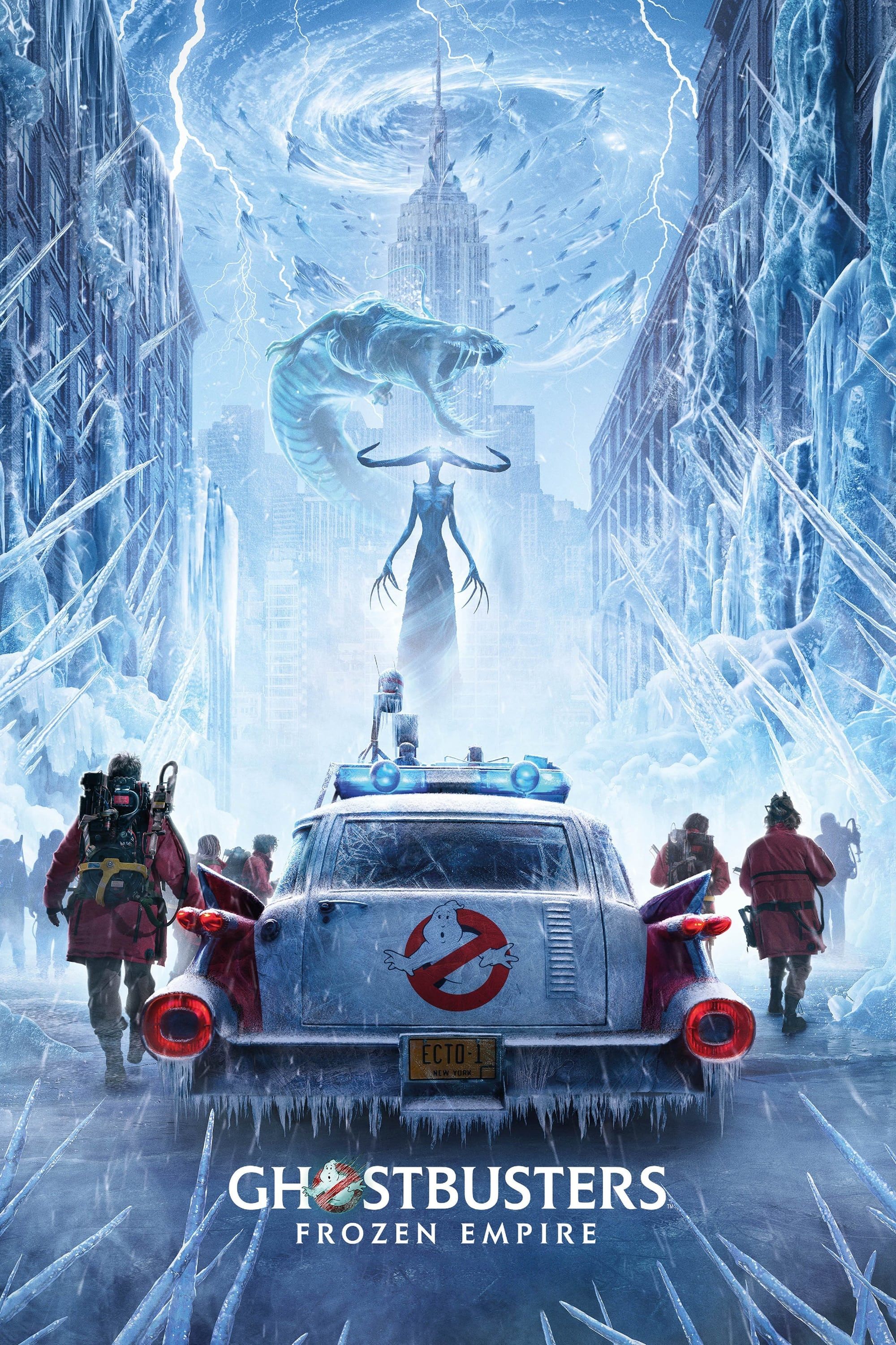 Plakat Ghostbusters Frozen Empire przedstawiający ekipę wychodzącą z Ecto 1 i stawiającą czoła lodowym stworzeniom w Nowym Jorku