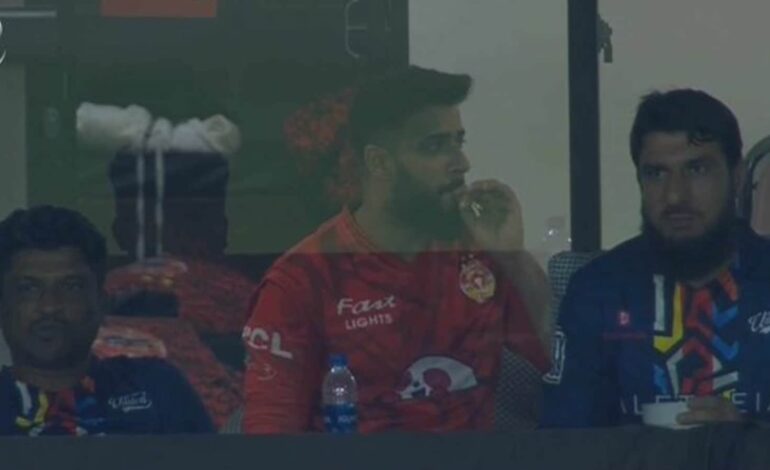 Imad Wasim przyłapany na paleniu w szatni po zdobyciu tytułu przez Islamabad United za 5 bramek podczas finału PSL 2024 |  Krykiet