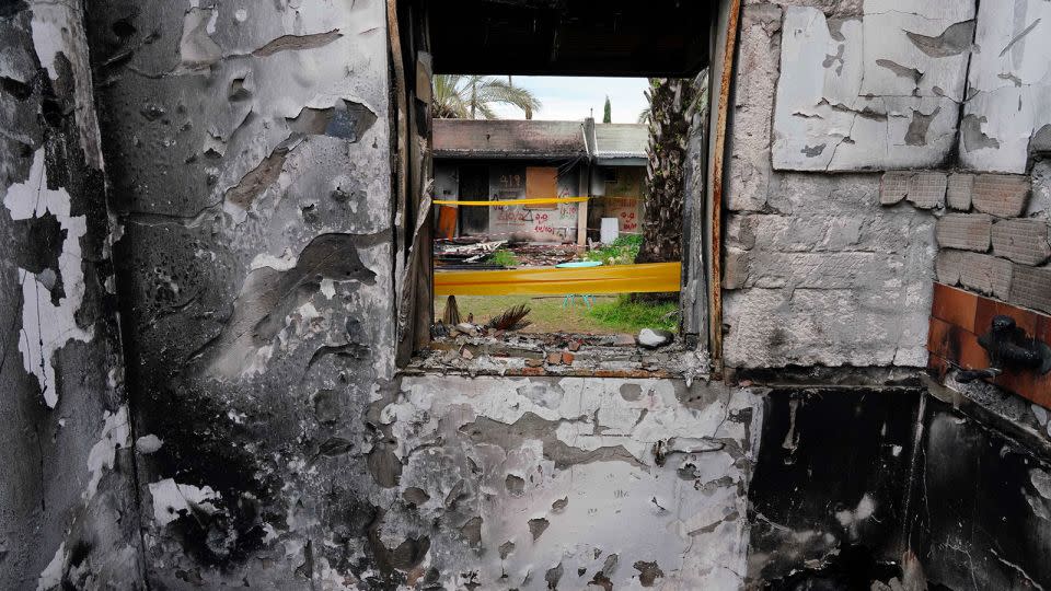 Widok ze zniszczonego domu uwolnionego zakładnika Amita Soussany, porwanego podczas śmiertelnego ataku palestyńskiej grupy islamistycznej Hamas 7 października w kibucu Kfar Aza w Izraelu 29 stycznia 2024 r. – Alexandre Meneghini/Reuters/File