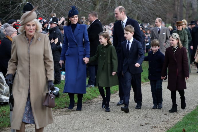 Królowa Camilla, książę William, Kate Middleton, książę George, księżniczka Charlotte, książę Louis i Mia Tindall biorą udział w nabożeństwie bożonarodzeniowym odprawianym przez rodzinę królewską w kościele św. Marii Magdaleny w posiadłości Sandringham we wschodniej Anglii, 25 grudnia 2023 r.