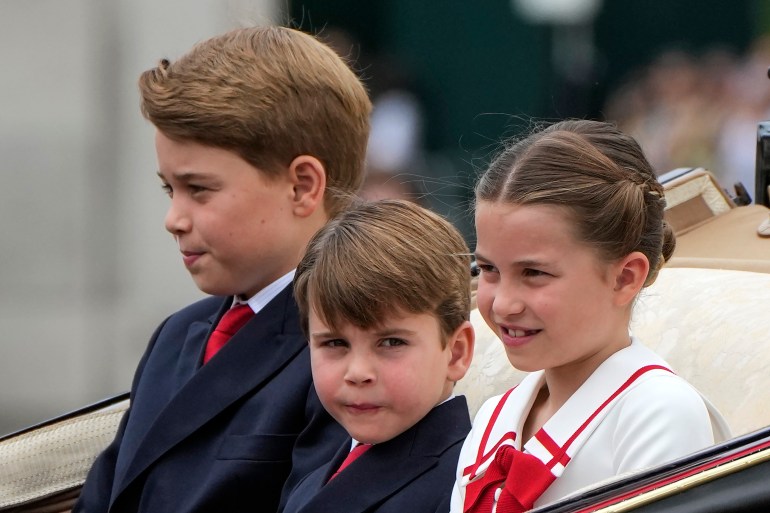 Od lewej: Książę George, Książę Louis i Księżniczka Charlotte opuszczają Pałac Buckingham