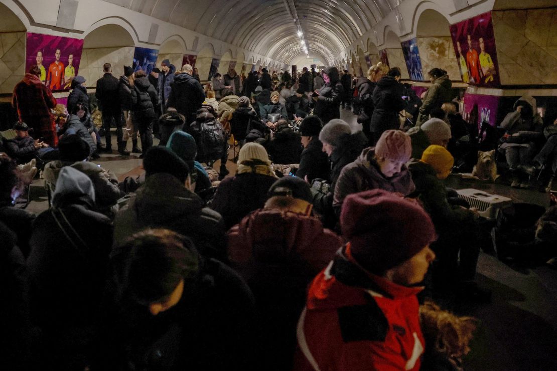 Podczas ostrzału rakietowego ludzie schronili się w stacji metra w Kijowie.