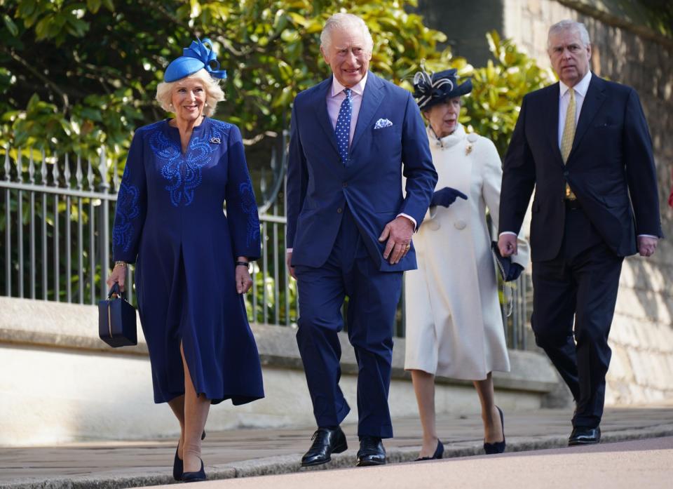 Król i królowa biorą udział w nabożeństwie jutrzni w 2023 r. w towarzystwie księżniczki Anny i księcia Andrzeja