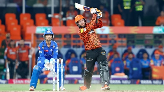 Heinrich Klaasen z Sunrisers Hyderabad oddaje strzał podczas meczu z Mumbai Indians w IPL 2024 (IPL-X)