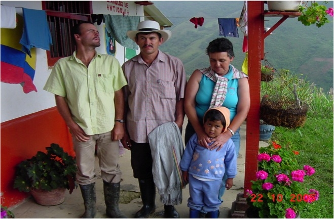 Troje dorosłych i dziecko, wszyscy członkowie wiejskiej rodziny z Sopetrán w Kolumbii, gdzie naukowcy przeprowadzili badanie mutacji paisa prowadzącej do choroby Alzheimera.  (zdjęcie grzecznościowe)