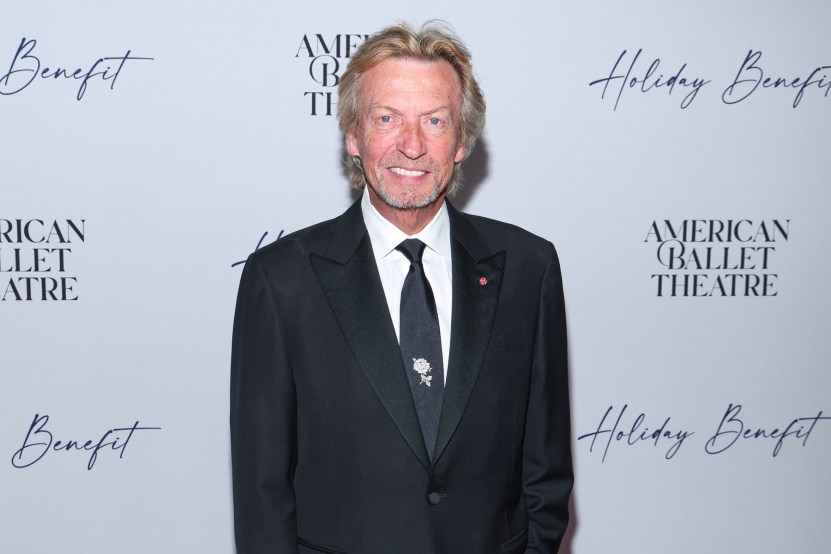 LOS ANGELES, KALIFORNIA – 11 GRUDNIA: Nigel Lythgoe uczestniczy w świątecznym benefisie American Ballet Theatre w Beverly Hilton 11 grudnia 2023 r. w Los Angeles, Kalifornia.  (Zdjęcie: Phillip Faraone/Getty Images dla American Ballet Theatre)