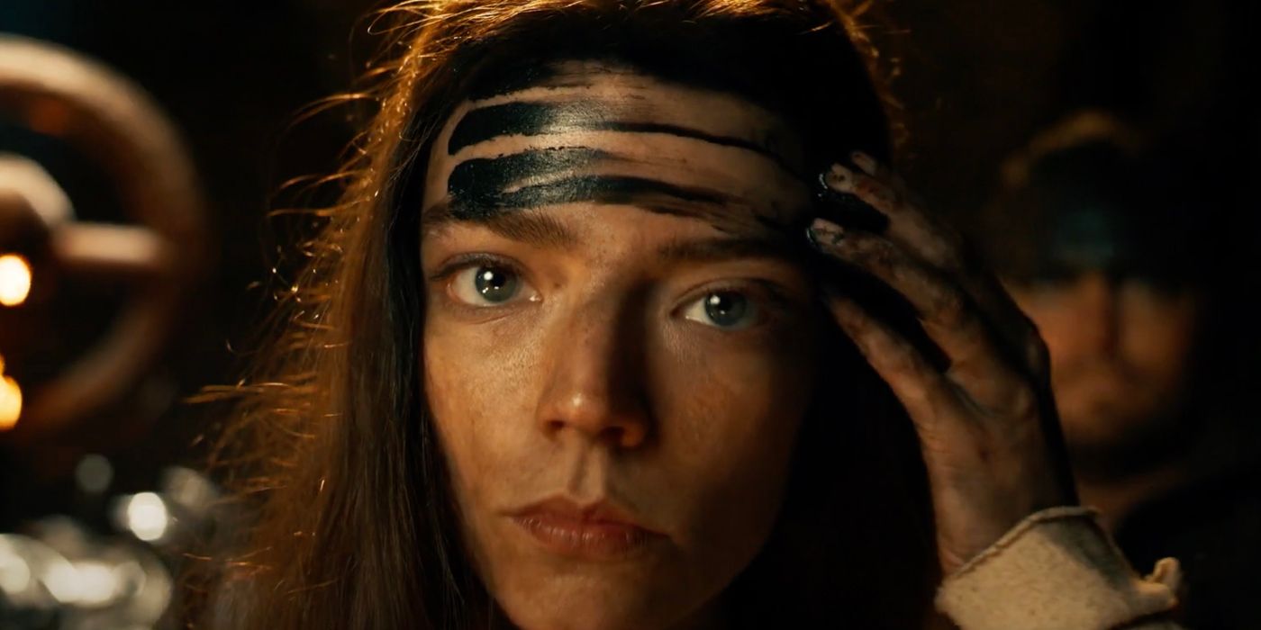 Anya Taylor-Joy rozmazuje twarz czarną farbą wojenną w filmie Furiosa: A Mad Max Saga