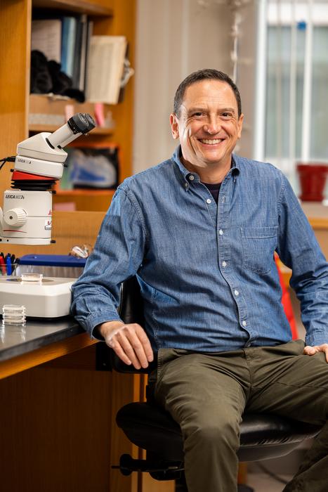 Doktor Douglas Portman, profesor genetyki biomedycznej w Instytucie Neuronauki Del Monte na Uniwersytecie w Rochester