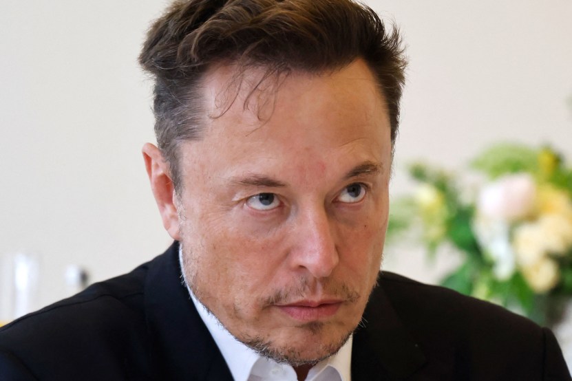 Producent samochodów elektrycznych, dyrektor generalny Tesli, Elon Musk, spotyka się z francuskim ministrem gospodarki i finansów na marginesie 6. edycji konferencji "Wybierz Francję" Szczyt w Chateau de Versailles pod Paryżem, 15 maja 2023 r. Od 2018 r. szczyt Choose France ma na celu promowanie atrakcyjności gospodarczej Francji i zachęcanie do międzynarodowych inwestycji w całym kraju i gromadzi setki liderów z największych międzynarodowych korporacji.  (Zdjęcie: Ludovic MARIN / POOL / AFP) (Zdjęcie: LUDOVIC MARIN/POOL/AFP za pośrednictwem Getty Images)