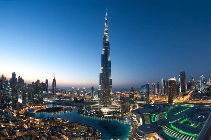 Skyline z Burj Khalifa stojącym wysoko wśród innych drapaczy chmur o zmierzchu
