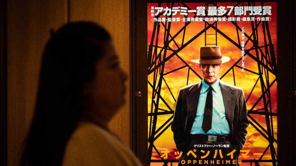 Plakat „Oppenheimer” w Tokio, Japonia.