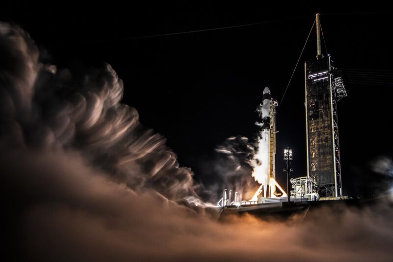 Statyczny test ogniowy rakiety Falcon 9, która na początku marca wyniesie misję Crew 8.