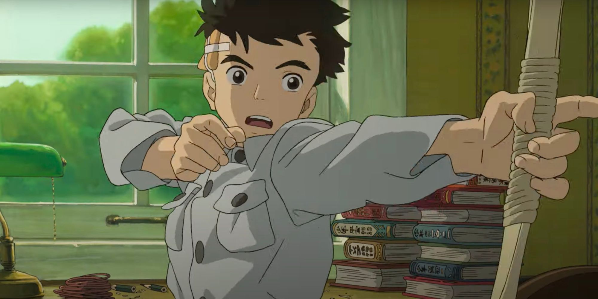 Mahito ćwiczy pozę łuczniczą w filmie Chłopiec i czapla Studio Ghibli