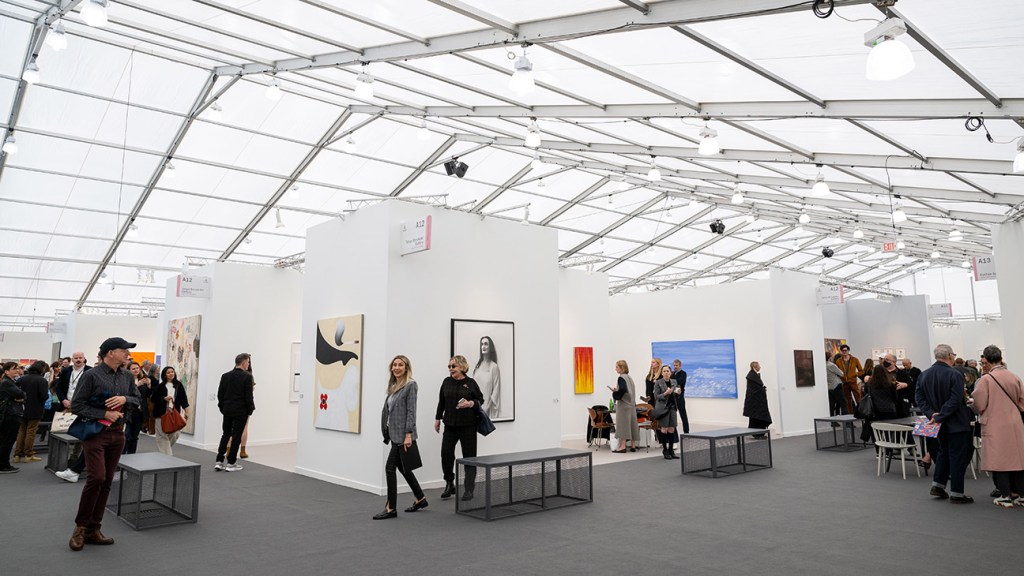 Ogólny obraz atmosfery podczas podglądu prasowego Frieze Art Fair Los Angeles na lotnisku w Santa Monica, 29 lutego 2024 r. w Santa Monica w Kalifornii.