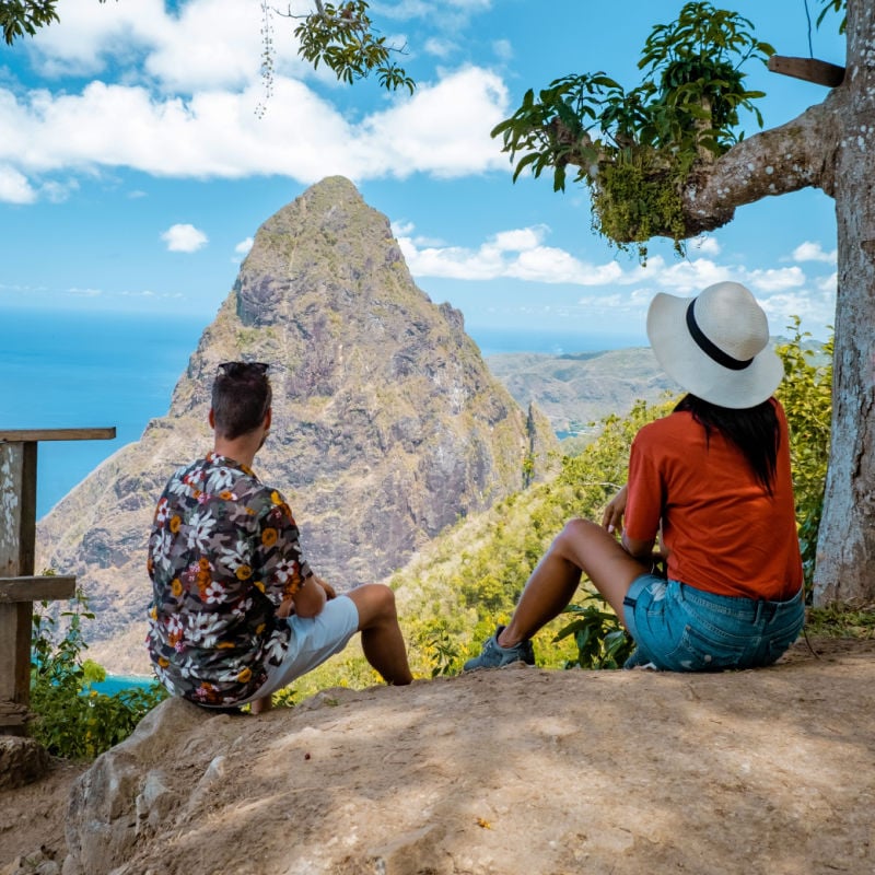 para wędrująca po górach Saint Lucia na Karaibach, ścieżka dydaktyczna w dżungli z widokiem na ogromne Pitons of St Lucia